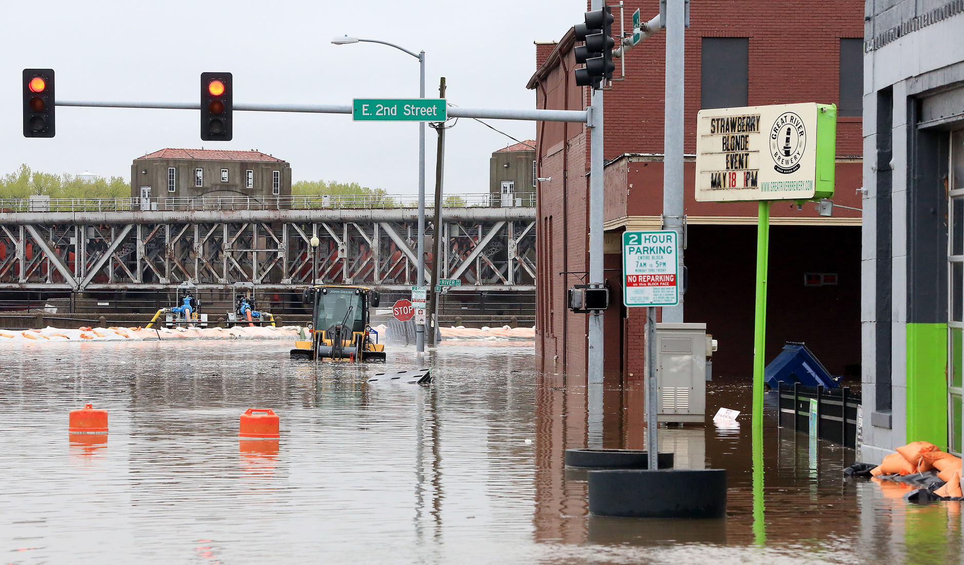 050119-qct-floodwall-001